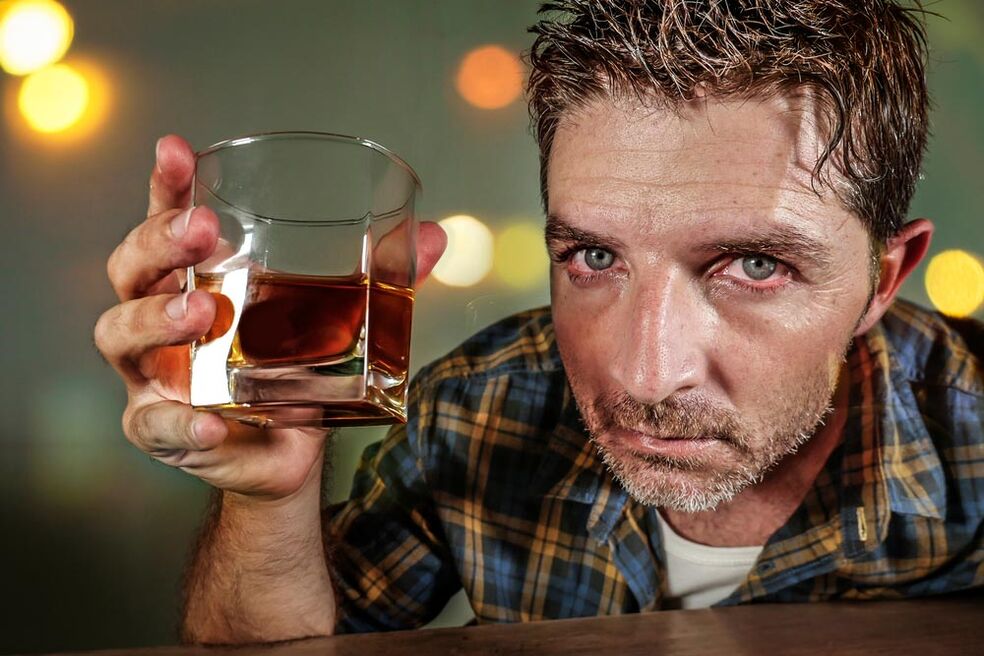 Moški alkoholik je videti boleč